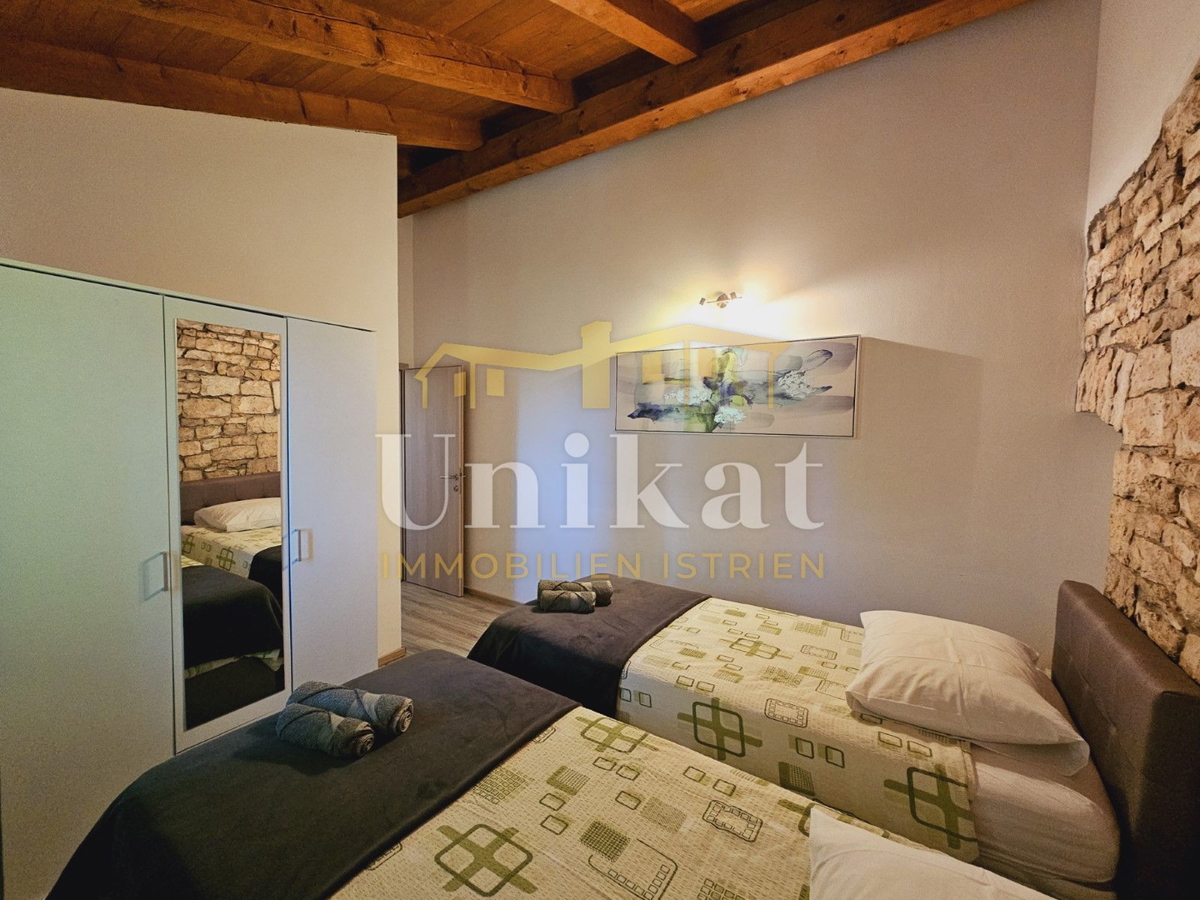 Posest z obnovljeno kamnito hišo, vrtom in bazenom